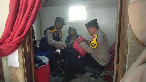 Polisi memberikan bantuan dan pemeriksaan ke warga terdampak banjir di Subang