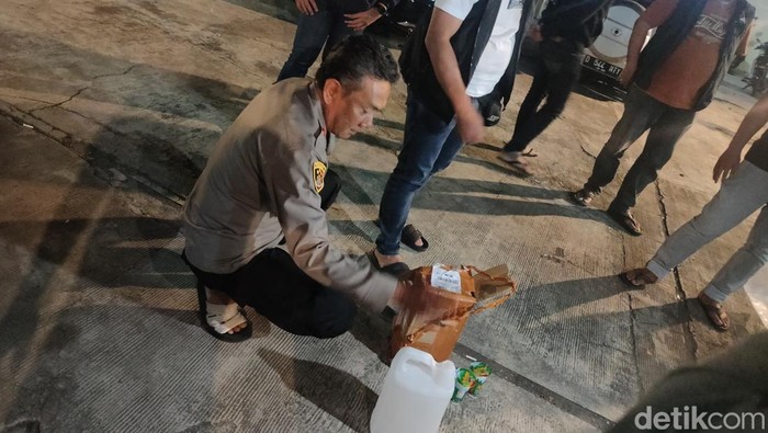 Polisi memperlihatkan barang bukti cairan alkohol yang ditenggak warga Cianjur
