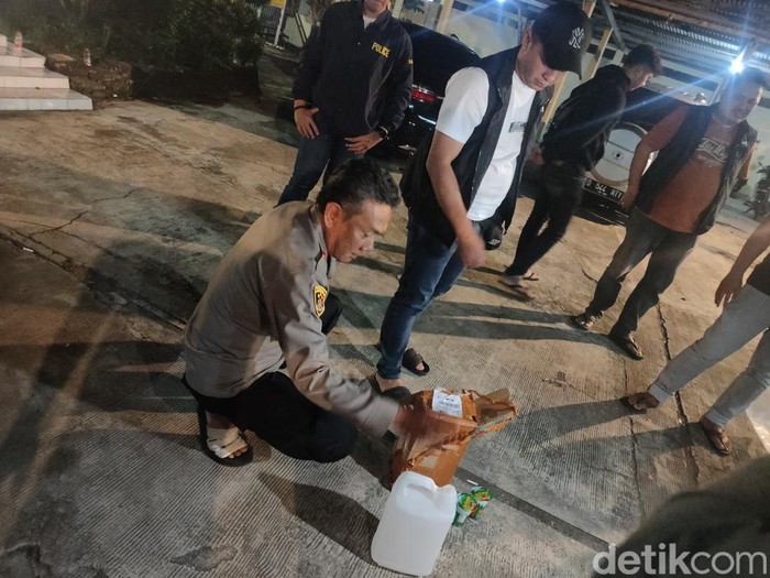Polisi memperlihatkan barang bukti cairan alkohol yang ditenggak warga Cianjur