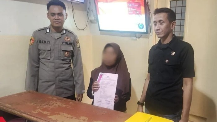Polisi menangkap asisten rumah tangga (ART) dan sopir di Jakut terkait kasus pencurian. ART dan sopir itu mencuri uang Rp 800 juta dan perhiasan majikannya. (dok Polsek Metro Penjaringan)