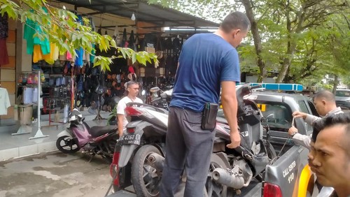 Polisi mengamankan sepeda motor pencuri ayam di Lombok Timur, Jumat (7/2/2025).
