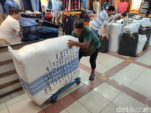 Tiap Hari Angkut Barang Puluhan Kilo, Segini Upah Porter di Pasar Tanah Abang