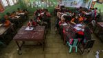 Potret Siswa SDN Eretan Serang Belajar di Tengah Banjir
