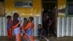 Potret Siswa SDN Eretan Serang Belajar di Tengah Banjir