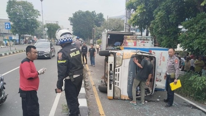 Proses evakuasi truk terguling usai hindari pejalan kaki di Gamping, Sleman, Sabtu (8/2/2025)