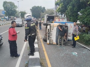 Hindari Orang Nyeberang, Truk Terguling di Ringroad Gamping