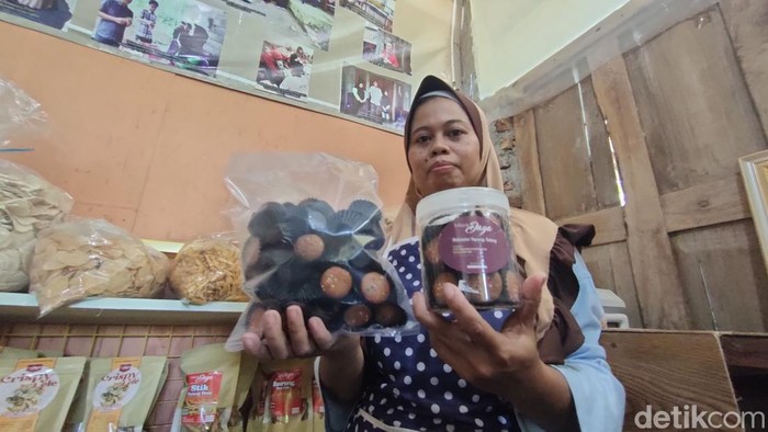 Proses pembuatan bolu mini berbahan duri ikan lele di Girimulyo, Kulon Progo, Sabtu (8/2/2025).