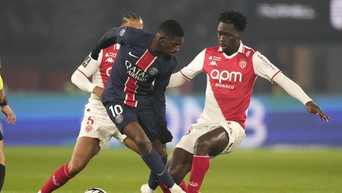 Monacos Soungoutou Magassa, right, challenges PSGs Ousmane Dembele during the French League One soccer match between Paris Saint-Germain and Monaco at Parc des Princes stadium in Paris, Friday, Feb. 7, 2025. (AP Photo/Michel Euler)