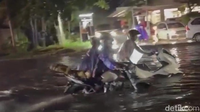 Puluhan Motor Mogok dampak Depan Lippo Plaza Banjir