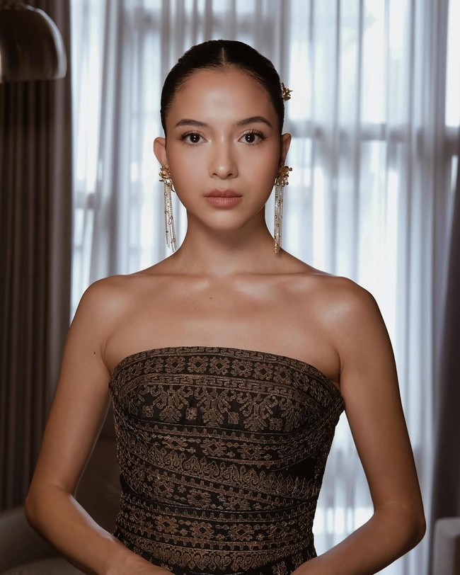 Putri Marino memilih makeup yang lebih natural namun tetap menonjolkan kecantikannya. Riasan dibuat bernuansa nude kecokelatan degan sedikit sapuan shimmer dan highlighter. Foto: Instagram/@putrimarino @yestianovira