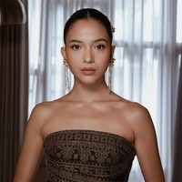 Putri Marino memilih makeup yang lebih natural namun tetap menonjolkan kecantikannya. Riasan dibuat bernuansa nude kecokelatan degan sedikit sapuan shimmer dan highlighter. Foto: Instagram/@putrimarino @yestianovira