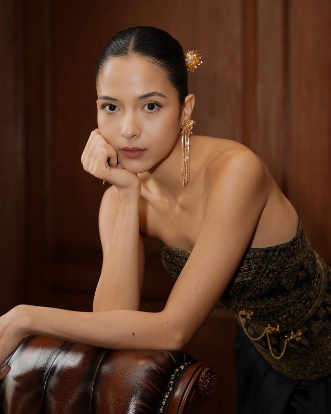 Bros berpelat emas yang disematkan di bagian pinggang mempermanis busana Putri Marino. Anting fringe dan tusuk konde melengkapi kesempurnaan penampilannya. Foto: Instagram/@putrimarino @yestianovira