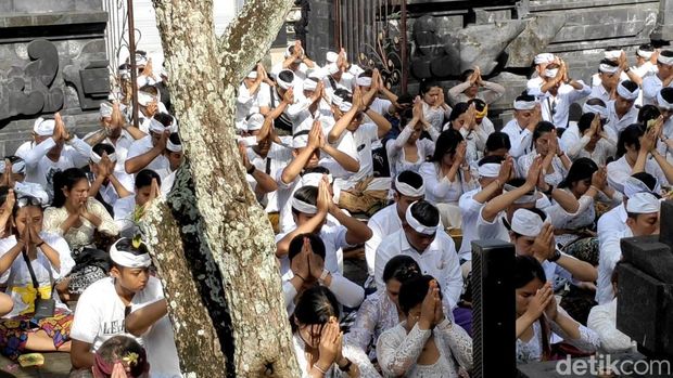 Ratusan karyawan Atlas Super Club khusuk saat mengikuti rangkaian upacara guru piduka di Pura Desa Adat Berawa, Desa Tibubeneng, Kuta Utara, Badung, Bali, Sabtu (8/2/2025). (Foto: Agus Eka/detikBali)