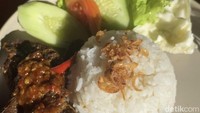 Rene Cafe banyak memiliki menu yang terdiri atas hidangan utama maupun camilan. Salah satunya menu lidah penyet (Rp 42.000). Foto: detikFood/Yenny Mustika Sari