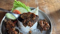 Lidah penyet ini berisikan beberapa iris lidah sapi berbumbu ungkep gurih. Sambal untuk menikmati lidah sapi gorengnya juga sedap, terasa pedas dan terasi yang dominan. Foto: detikFood/Yenny Mustika Sari