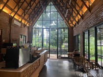 Menikmati Es Kopi Susu dan Lidah Penyet di Kafe yang Sejuk Asri