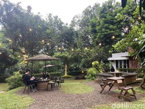 Video: Mencicipi Lidah Sapi Penyet di Kafe Jakarta Berkonsep Bandung Vibes