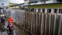 Pemkot Tangerang menargetkan revitalisasi pasar yang termasuk dalam program Proyek Strategis Nasional (PSN) tersebut selesai pada Februari 2025. 