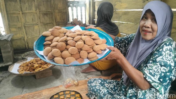 Ririn Erisam (28), pengusaha kue minyak dan baruas di Polman.