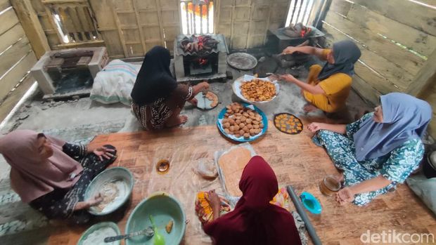 Ririn Erisam (28), pengusaha kue minyak dan baruas di Polman.