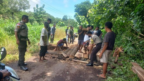 Ruas jalan di Desa Sinamalaka, Kecamatan Tanjung Bunga, Flores Timur, NTT yang putus akibat hujan deras, Jumat (8/2/2025). (Polsek Tanjung Bunga)