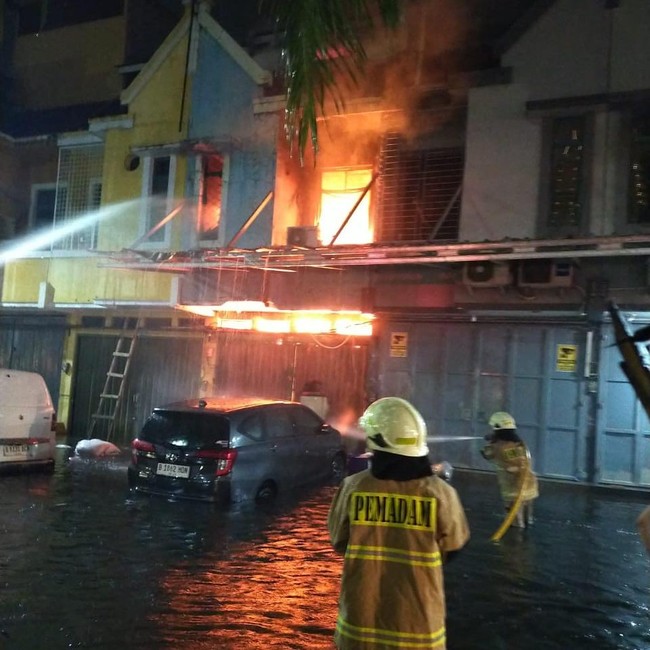 Pilu Warga Terjebak di Rumah Kebakaran dan Kebanjiran Saat Bersamaan