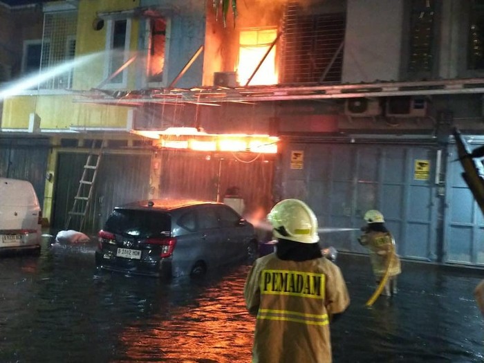 Rumah di Cengkareng, Jakarta Barat (Jakbar) kebakaran dini hari tadi. Pada saat yang bersamaan wilayah tersebut juga tergenang banjir. (dok Gulkarmat Jakarta)