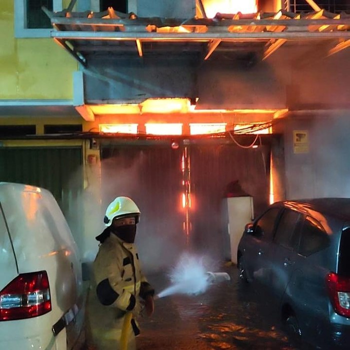 Rumah di Cengkareng, Jakarta Barat (Jakbar) kebakaran dini hari tadi. Pada saat yang bersamaan wilayah tersebut juga tergenang banjir. (dok Gulkarmat Jakarta)