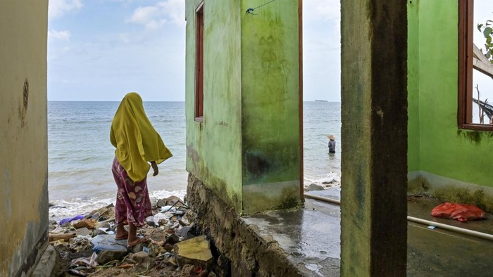 Sedikitnya 10 rumah warga di Dusun Pengawis, Pesisir Mas, Sekotong, Lombok Barat, NTB, rusak diterjang gelombang tinggi dan angin kencang. Ini penampakannya.
