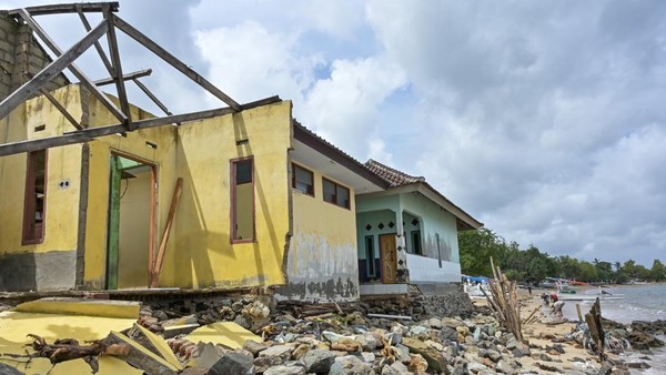 Rumah Rusak Diterjang Gelombang Tinggi di Sekotong Lombok
