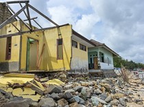 Rumah Rusak Diterjang Gelombang Tinggi di Sekotong Lombok