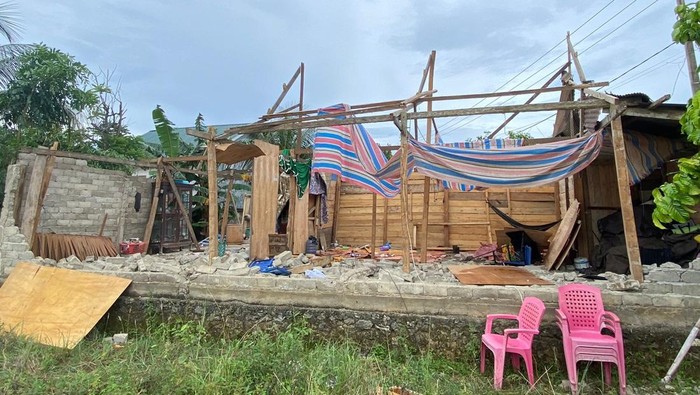Rumah warga di Luwu rusak diterjang angin puting beliung.