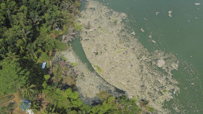 Foto udara tumpukan sampah di kawasan Bendungan Leuwikeris, Desa Handapherang, Kabupaten Ciamis, Jawa Barat, Jumat (7/2/2024). Menurut warga, sejak tiga bulan terakhir sungai tersebut dipenuhi sampah kiriman anak Sungai Citanduy di Tasikmalaya dan Ciamis, sehingga mengkibatkan bau tak sedap serta mencemari ekosistem sungai. ANTARA FOTO/Adeng Bustomi/YU