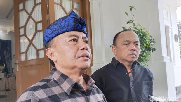 Sekda Jabar Herman Suryatman dan Pj Wali Kota Bandung usai penandatangan kesepakatan pengurangan sampah ke TPA Sarimukti.