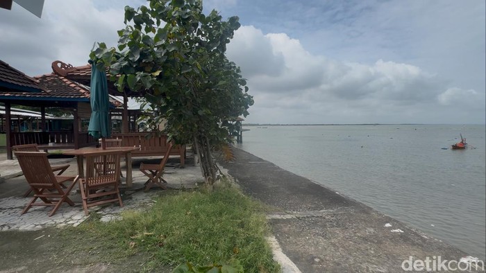 Sentra Kuliner Pesisir Teluk Regol di Binangun, Lasem, Rembang. Foto diambil Sabtu (8/2/2025).