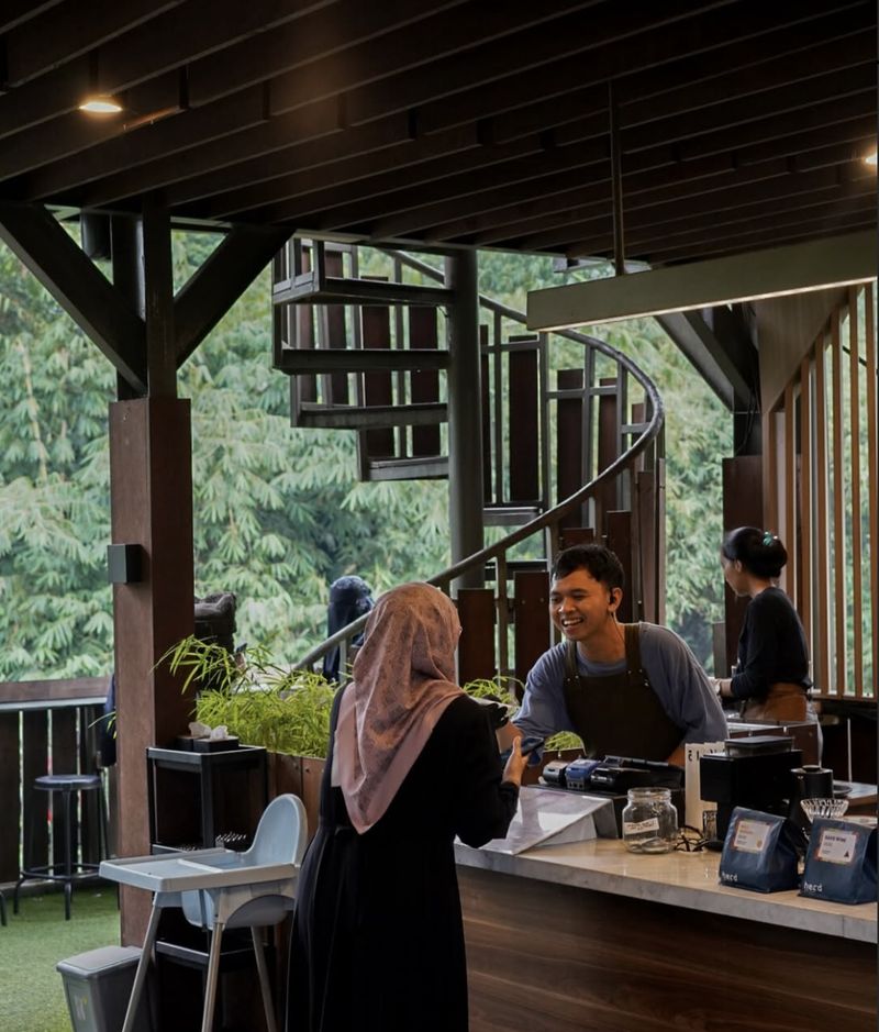 Seru! Santai di 5 Kafe Jakarta Timur Nuansa Bali hingga Pinggir Kali
