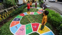 Selain itu, mereka juga bisa bermain ular tangga di taman yang terletak di Pondok Kopi, Jakarta tersebut.  