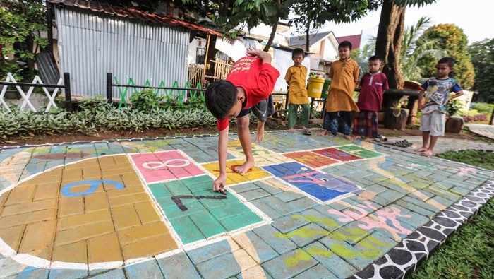 Sejumlah anak bermain permainan tapak gunung dan ular tangga di Taman Robusta, Pondok Kopi, Jakarta, Jumat (7/2/2025). Taman tersebut menyediakan ruang bermain ramah anak dengan fasilitas wahana permainan tradisional guna mengurangi dampak negatif penggunaan gawai pada anak-anak.