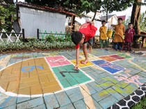 Serunya Bermain Tapak Gunung dan Ular Tangga di Taman Robusta