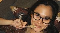 Pelantun lagu Sweet Talk ini sedang di Bandung. Ia mencicipi kuliner yang tampak seperti pentol di tangannya. Foto: Instagram sherylsheinafia