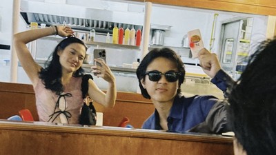 Sheryl Sheinafia Makan Burger Bareng Bisma Karisma dan Jajan Pentol