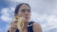 Sheryl juga hobi ngemil buah untuk memuaskan keinginan makan manis sekaligus memasok energi. Kali ini pilihannya jatuh pada pisang. Foto: Instagram sherylsheinafia