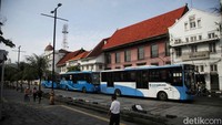 Nah, berkunjung ke Kota Tua kamu bisa menggunakan transportasi umum. Bila naik Transjakarta, pilih saja rute yanfg menuju Kota. Lalu kamu turun di pemberentian terakhir.