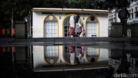 Berhubung cuaca tak menentu, di sarankan traveler untuk membawa payung ya.