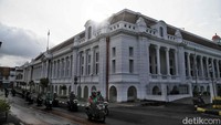 Walau langit Jakarta sering mendung, namun kemegahan Kota Tua tetap menjadi primadona.
