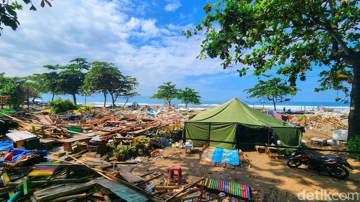 Tenda pengungsi korban penggusuran di pesisir Citepus