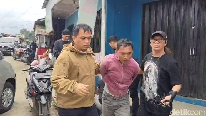 Tim Subdit Jatanras Ditreskrimum Polda Metro Jaya menangkap maling motor yang viral dikejar emak-emak di Depok. Aksi pencurian terjadi pada Kamis (6/2/2025).