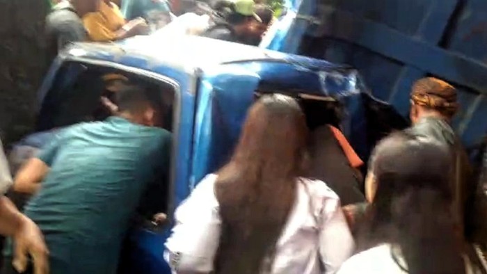 TKP Truk Terguling Timpa Mobil di Sukabumi