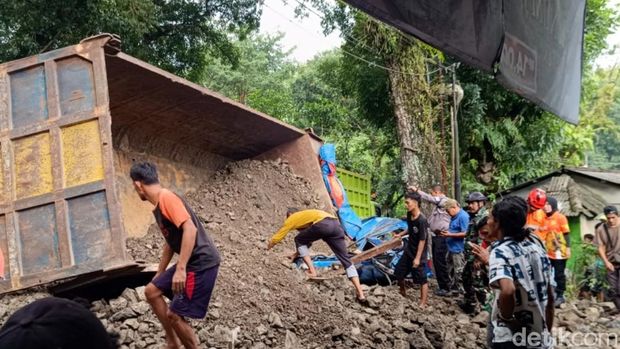 TKP truk timpa mobil di Sukabumi