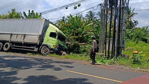 Kondisi truk yang mengalami kecelakaan tunggal di Jalan Raya Denpasar-Gilimanuk, tepatnya di Desa Candikusuma, Kecamatan Melaya, Kabupaten Jembrana, Sabtu (8/2/2025).